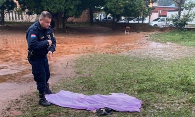 El cuerpo del hombre fue hallado desnudo y boca para abajo. Foto: X