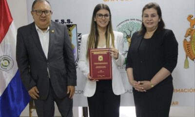 Montserrat Alliana tras recibir su título de Lic. en Relaciones Internacionales. Foto: Gentileza.