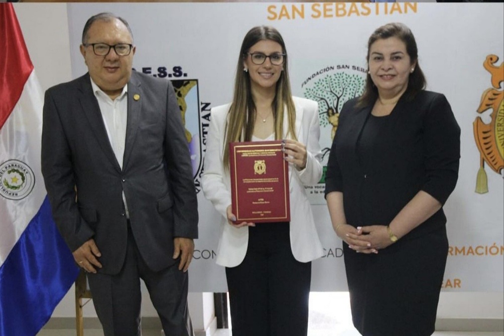 Montserrat Alliana tras recibir su título de Lic. en Relaciones Internacionales. Foto: Gentileza.