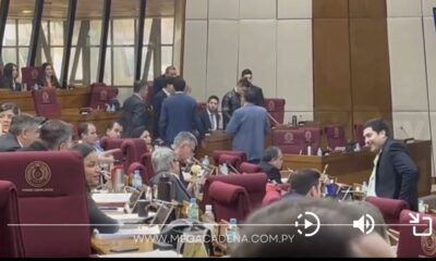 Momento en que tratan de calmar al diputado Raúl Benítez. Foto: captura de video.