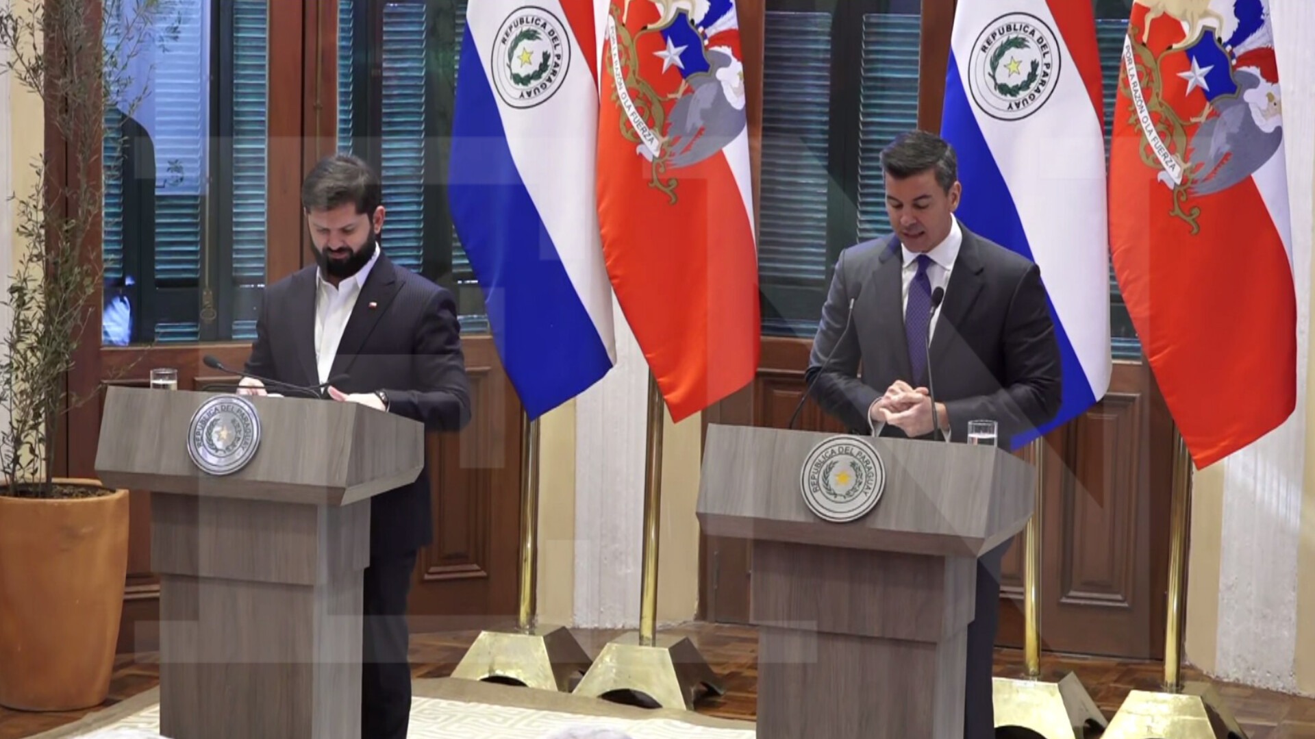 Gabriel Boric y Santiago Peña en el Palacio de Gobierno. Foto: El Nacional.