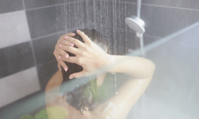 Mujer en la ducha. Foto referencial. Saludable y Postivo.