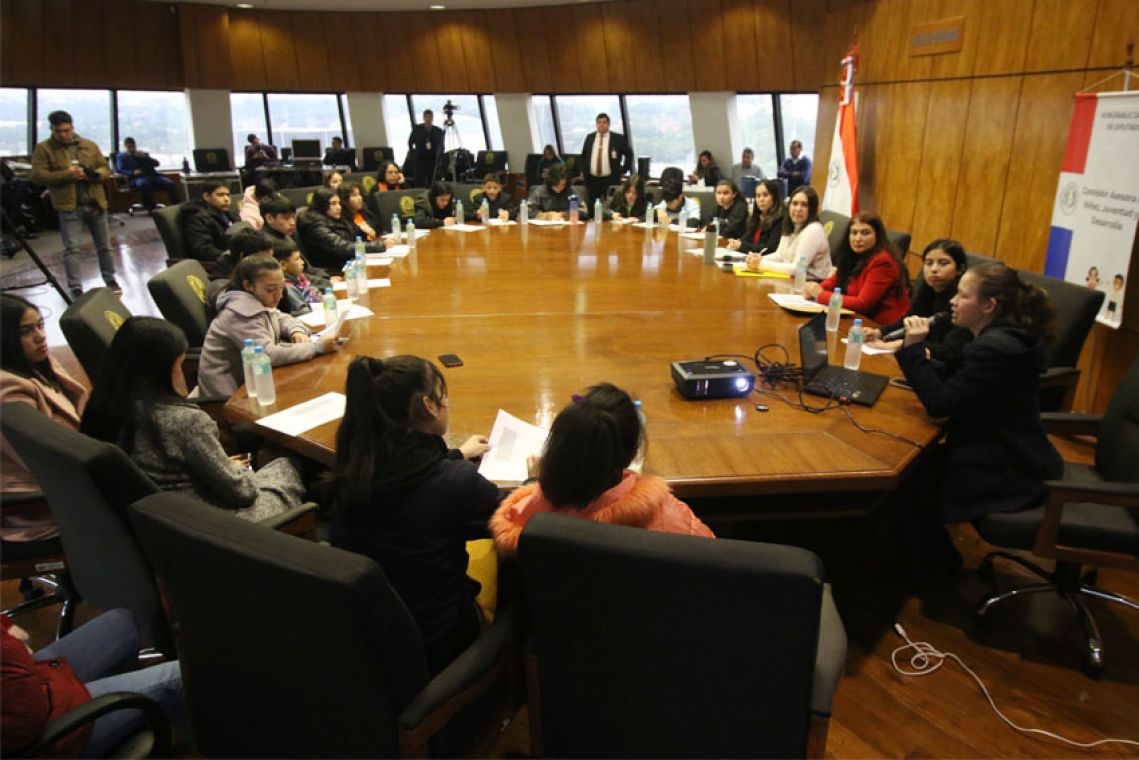 En conversatorio ultiman detalles del anteproyecto de ley “De criadazgo”. Foto: Diputados.