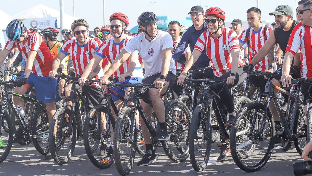 Con una multitudinaria convocatoria, el presidente Santiago Peña encabezó la inauguración de la Costanera Sur. Foto: Presidencia.