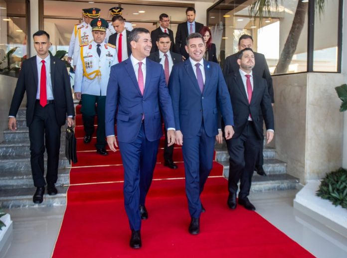 El presidente Santiago Peña y el vicepresidente Pedro Alliana en el Espigón Presidencial. Foto: Gentileza.