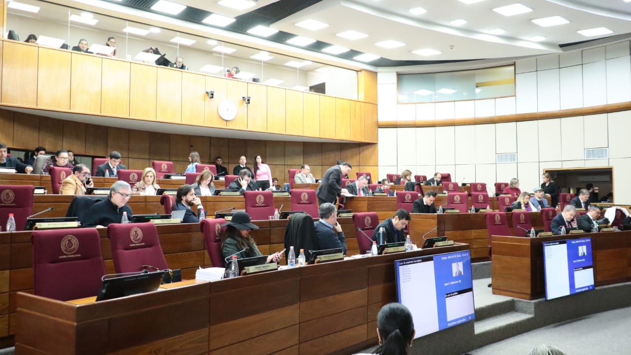 Al constatarse la falta de quórum, el senador Dionisio Amarilla, vicepresidente segundo de la Cámara Alta en ejercicio de la Presidencia, levantó la sesión extraordinaria siendo las 15:44 hs. Foto: Gentileza.