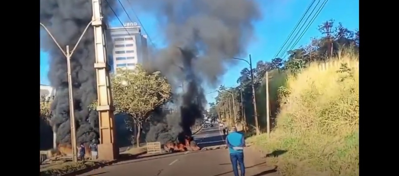 Desalojo en el barrio Che la Reina de CDE. Foto: Captura.