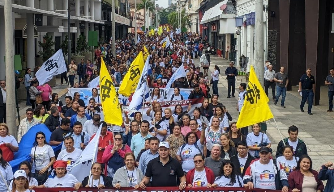 Multitudinaria marcha de docentes. Foto: Radio Cáritas.