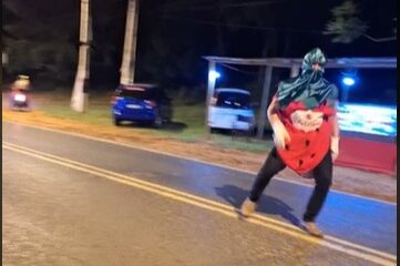 El hombre recibió todo tipo de comentarios por su peculiar forma de promocionar. Foto: Captura.