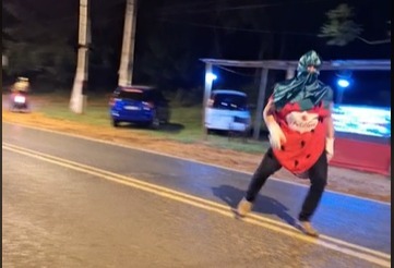 El hombre recibió todo tipo de comentarios por su peculiar forma de promocionar. Foto: Captura.