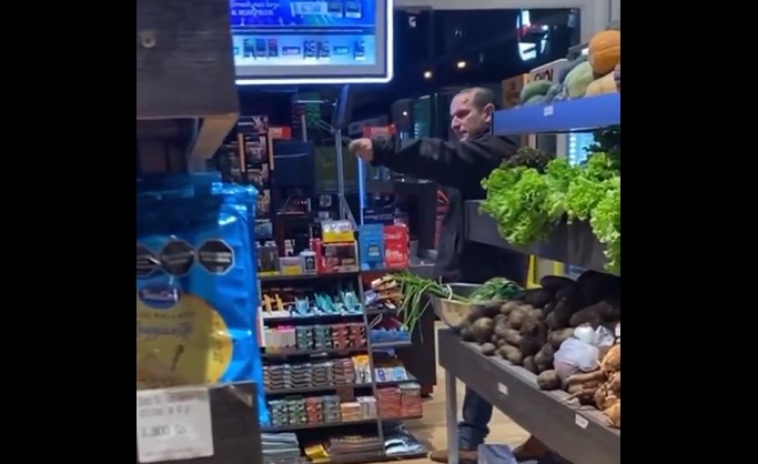 Momento en que el hombre amenazó a los trabajores. Foto: Captura.