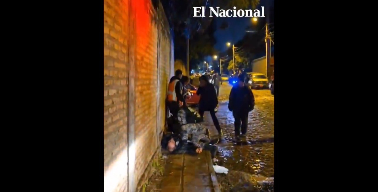 Momento en que se realizó la reanimación cardiopulmonar. Foto: Captura.