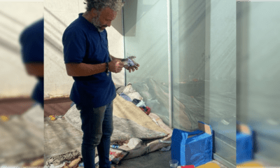 El hombre en situación de calle pide ayuda para gastos fúnebres. Foto: Gentileza.