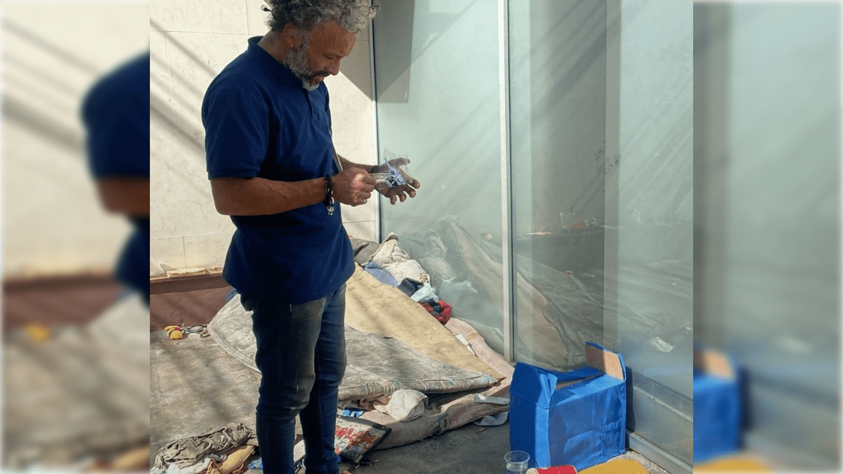 El hombre en situación de calle pide ayuda para gastos fúnebres. Foto: Gentileza.