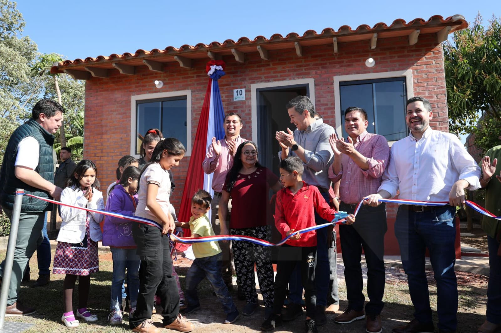 Entrega de viviendas en Caazapá. Foto: El Nacional.