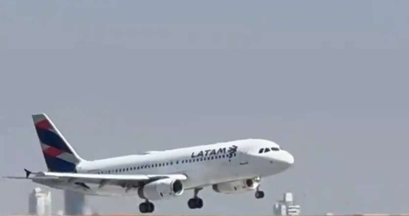 Vuelo de la aerolína Latam, aterrizó exitosamente. Foto: Captura.