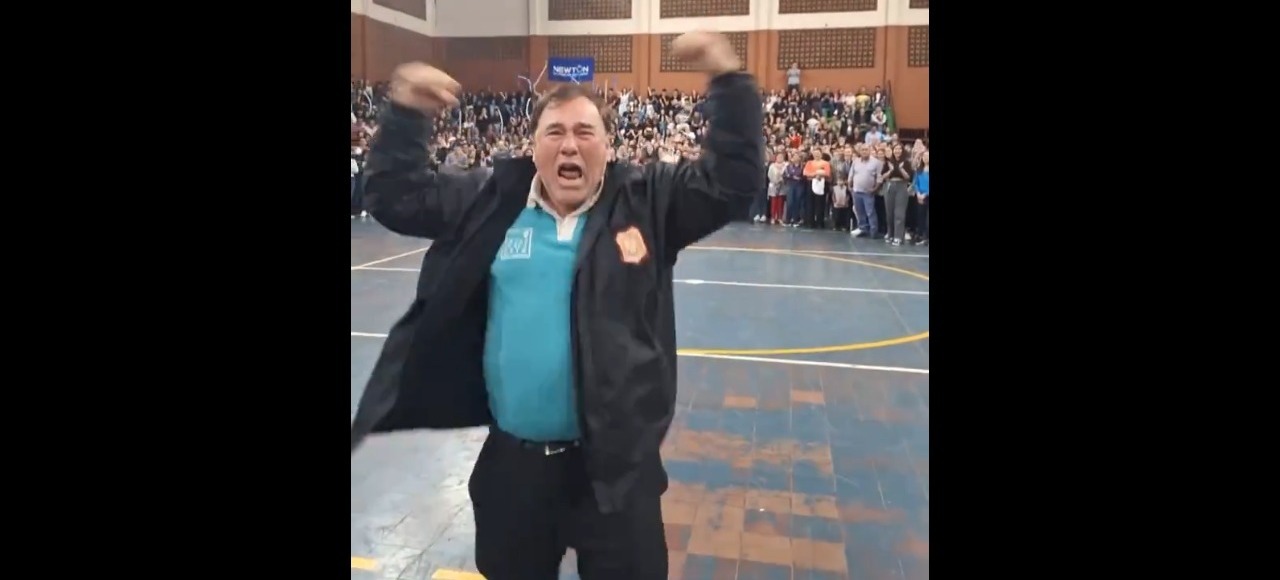 Julián García, el emocionado padre que celebró el ingreso de su hijo. Foto: Captura.