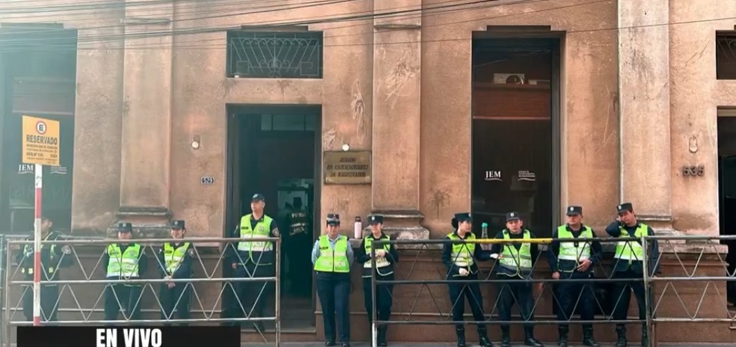 Resguardo policial al Jurado de Enjuiciamiento de Magistrados. Foto: Captura radio 1000.