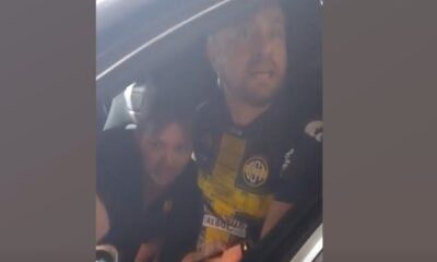 En un vídeo captan el momento en que el hombre y su pareja insulta a los agentes. Foto: Captura.