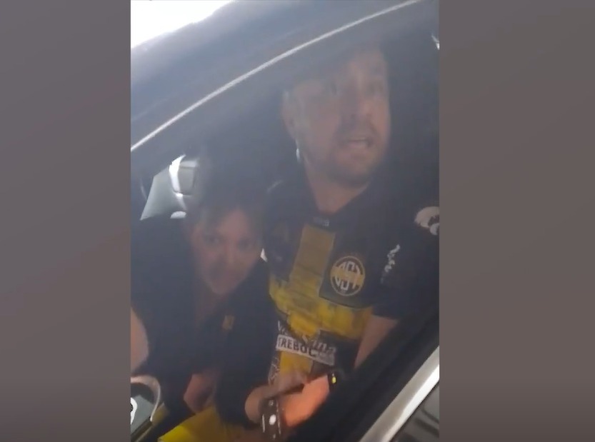 En un vídeo captan el momento en que el hombre y su pareja insulta a los agentes. Foto: Captura.