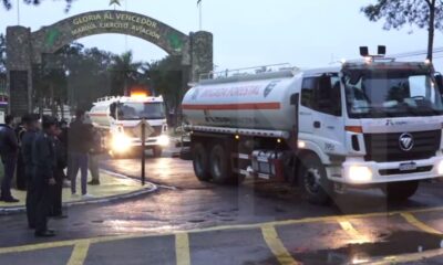 Vehículos partieron con agua hacia el Chaco. Foto: El Nacional.