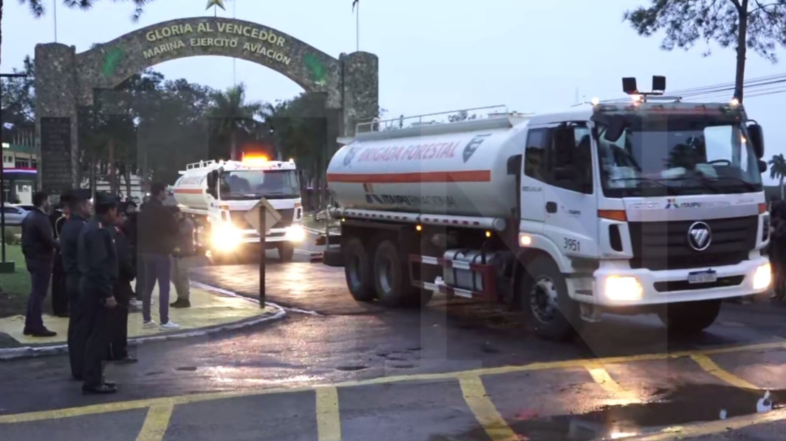 Vehículos partieron con agua hacia el Chaco. Foto: El Nacional.