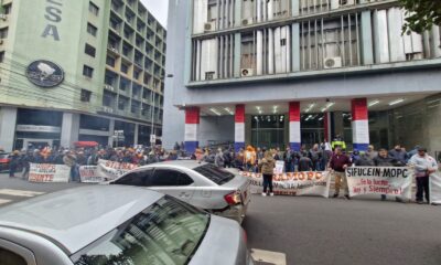 Manifestación de funcionarios del MOPC. Foto: Gentileza.