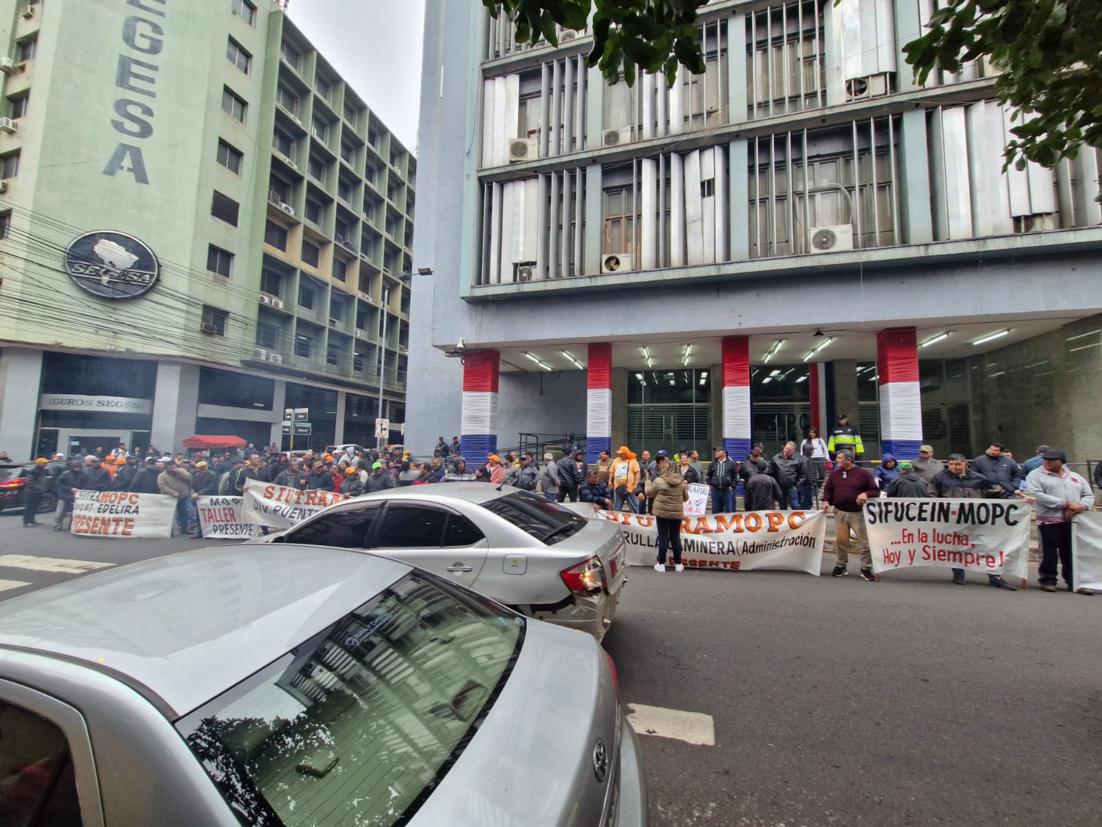 Manifestación de funcionarios del MOPC. Foto: Gentileza.