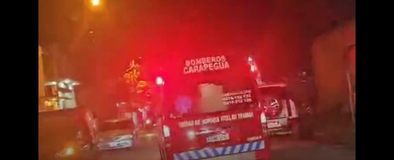 La ambulancia de los bomberos quedó varada por el mal estado de la ruta. Foto: Captura.