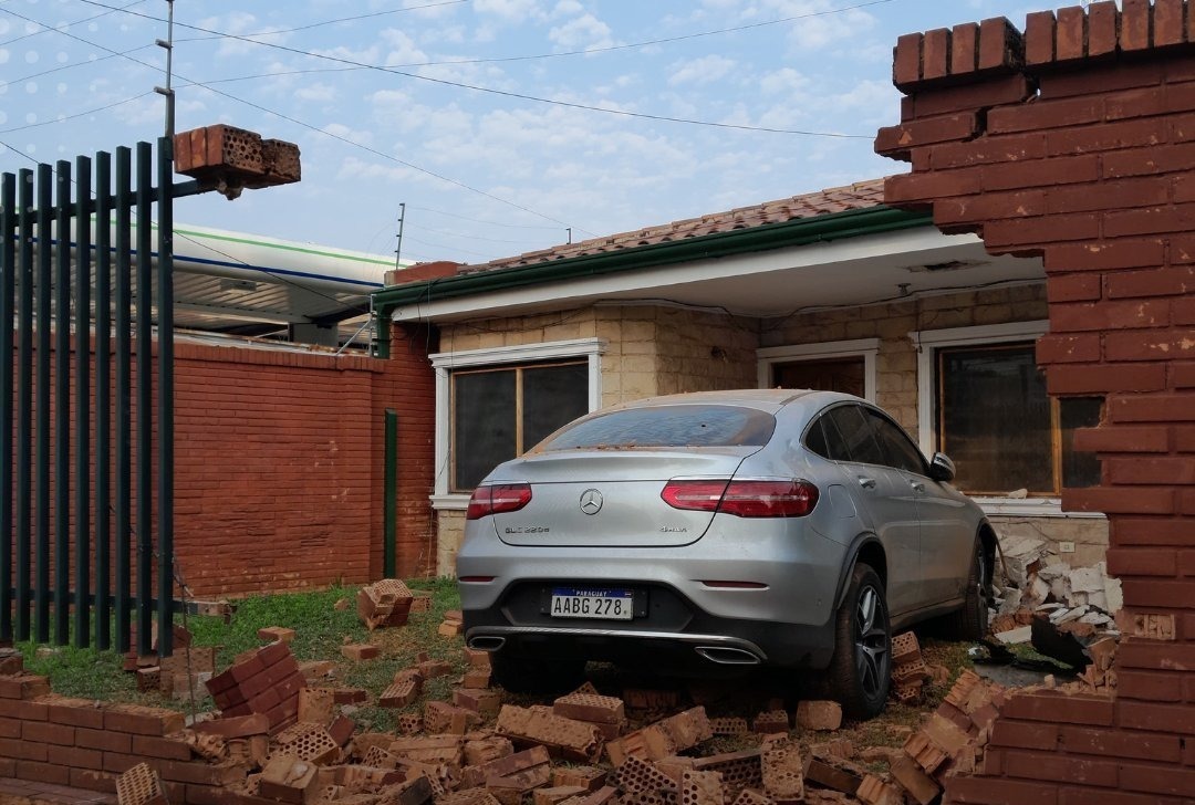 El conductor embistió por la vivienda y luego huyó. Foto: Gentileza.