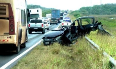 El Renault Sandero chocó contra una camioneta Vokswagen Amarok. Foto Digital Santo Tomé/Clarín