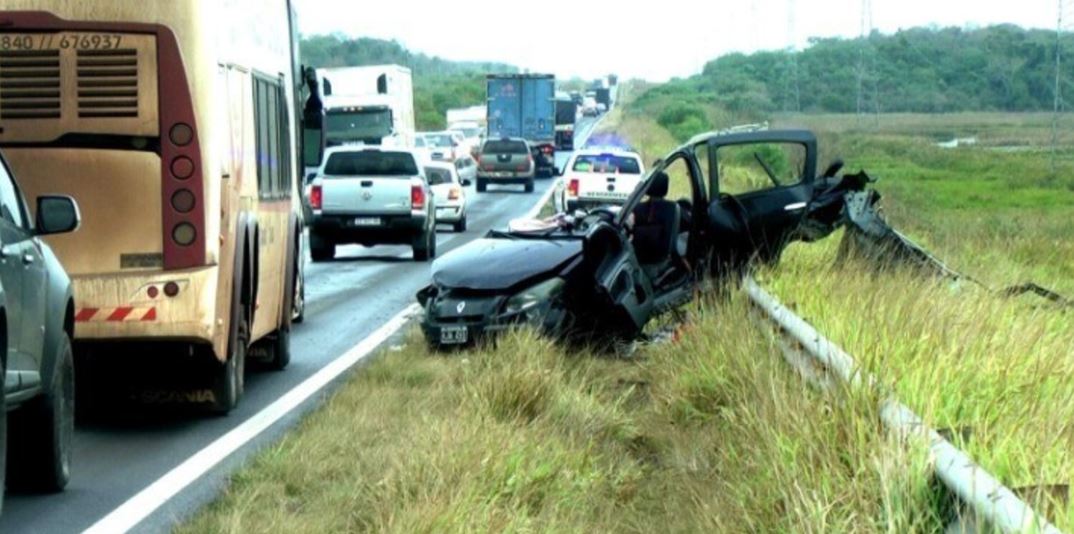 El Renault Sandero chocó contra una camioneta Vokswagen Amarok. Foto Digital Santo Tomé/Clarín