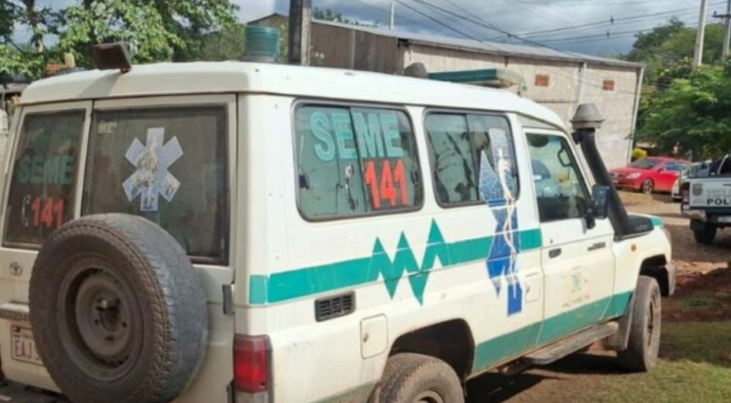 Ambulancia abandonada por el chofer que quedó detenido. Foto: Radio Ñandutí.