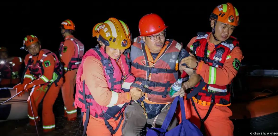 Evacuaciones en barca en Huarong, junto a la ciudad de yueyang, en la provincia china de Hunan. Foto: DW.