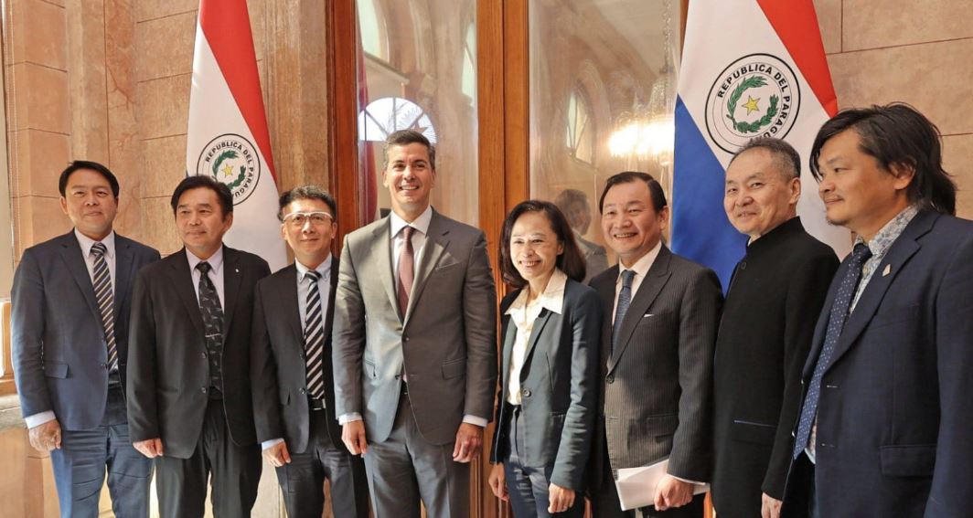 Delegación de inversionistas de la República de China (Taiwán) se reunieron con el presidente de la República, Santiago Peña. Foto: Gentileza.