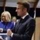 El presidente francés, Emmanuel Macron, introduce su voto en la urna junto a su esposa. (Reuters/Mohammed Badra/El Confidencial)