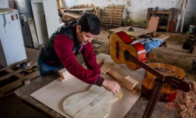 Desde el arte como herramienta de reinserción, Emiliano Sanabria busca ayudar a sus compañeros en el oficio de técnicas artesanales. Foto: Ministerio de Justicia.