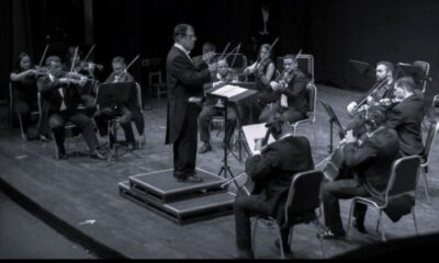 El maestro José Miguel Echeverría y los músicos de la OCMA. Cortesía