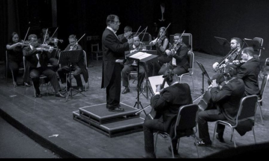 El maestro José Miguel Echeverría y los músicos de la OCMA. Cortesía