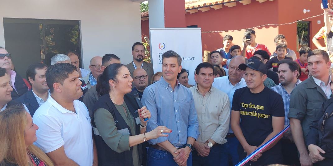 El presidente Santiago Peña junto a la ministra de Obra Püblicas. Foto: MOPC.