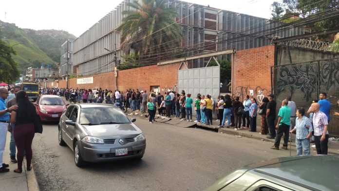 Largas filas para ejercer el voto en las elecciones en Venezuela. Foto: El Nacional.Venez