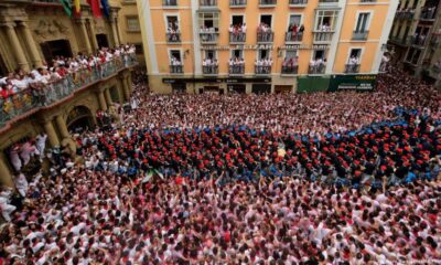 La multitud escucha el pregón del alcalde desde el balcón del Ayuntamiento antes del "chupinazo" que da inicio a los festejos.Imagen: Alvaro Barrientos/AP Photo/picture alliance.