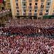 La multitud escucha el pregón del alcalde desde el balcón del Ayuntamiento antes del "chupinazo" que da inicio a los festejos.Imagen: Alvaro Barrientos/AP Photo/picture alliance.