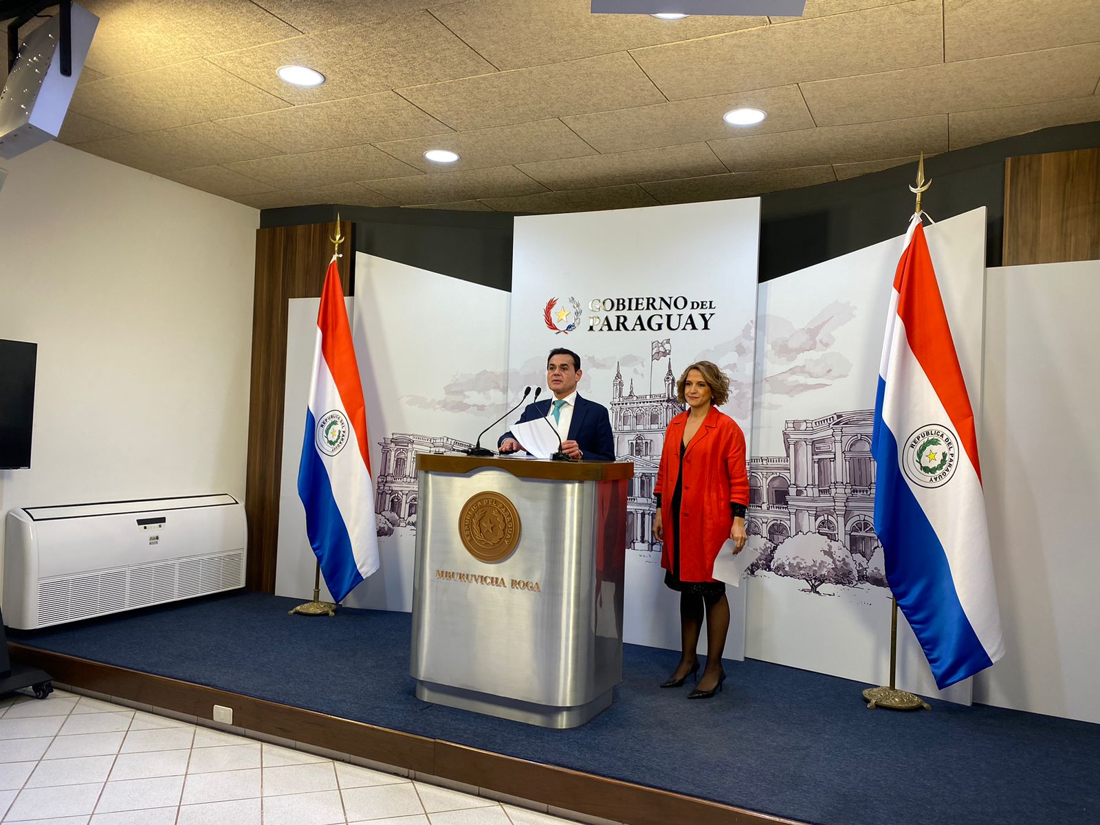 Conferencia de prensa del canciller Rubén Ramírez junto a la exjefa de Gabinete, Lea Giménez. Foto: Archivo.