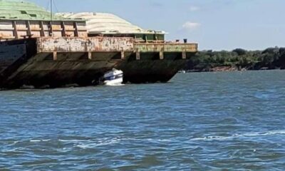 Enorme barcaza destruyó a un pequeño yate. Foto: Paraguay Fluvial.