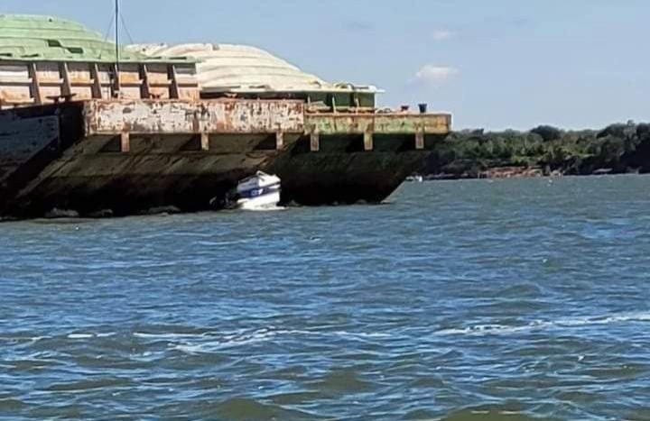 Enorme barcaza destruyó a un pequeño yate. Foto: Paraguay Fluvial.