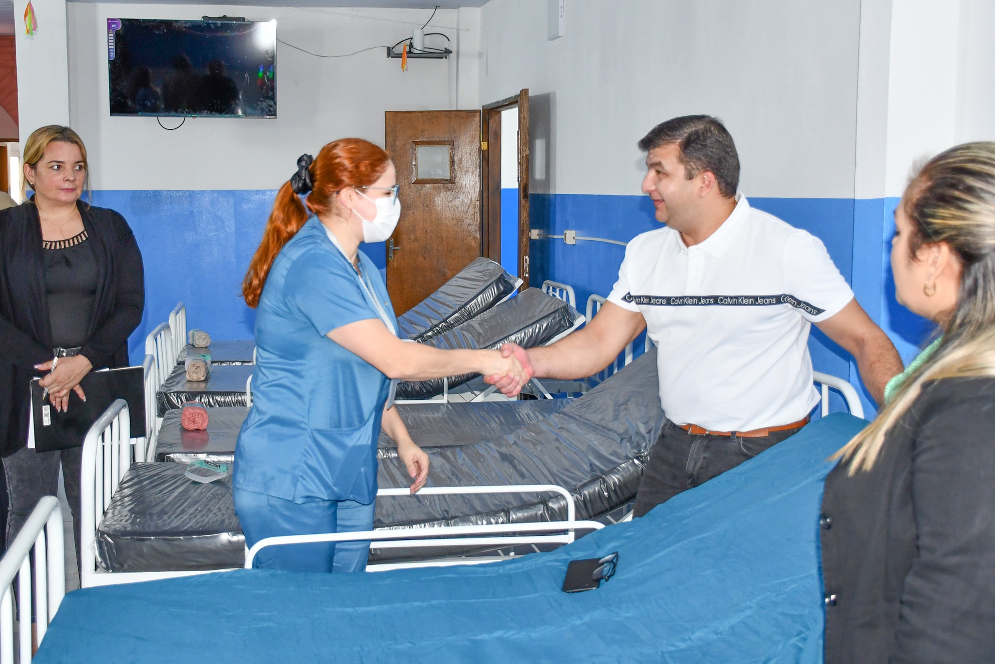 El intendente Santiago Aguilera entregó camas para el Centro de Salud de San Antonio. Foto: Gentileza. 