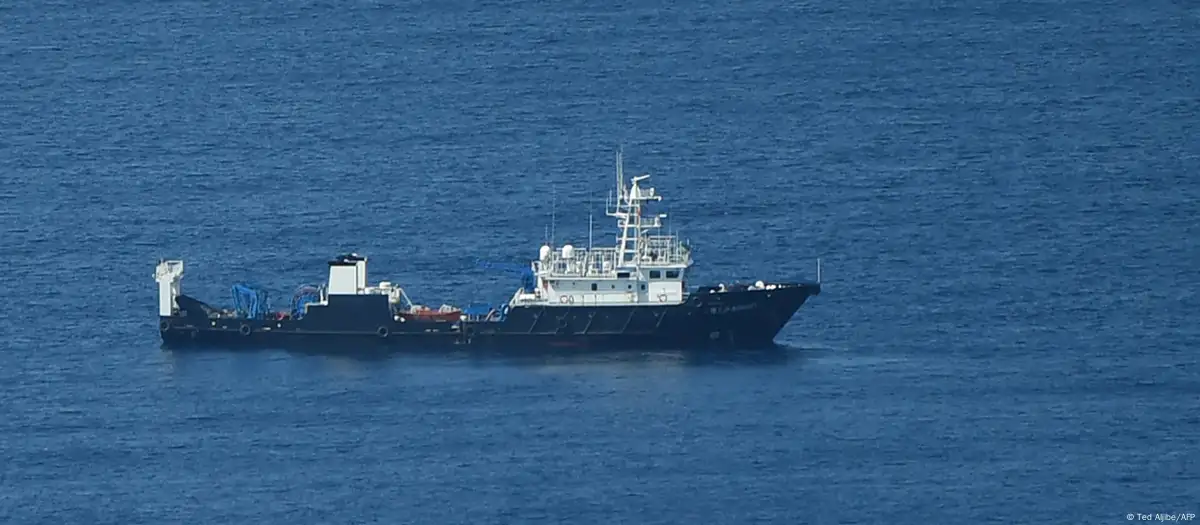 Un buque militar chino en el atolón de Scarborough, en el Mar Meridional de China. (Archivo). Imagen: Ted Aljibe/AFP