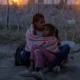 Una madre venezolana y su hija, en la frontera entre México y Estados Unidos. Foto: DW.