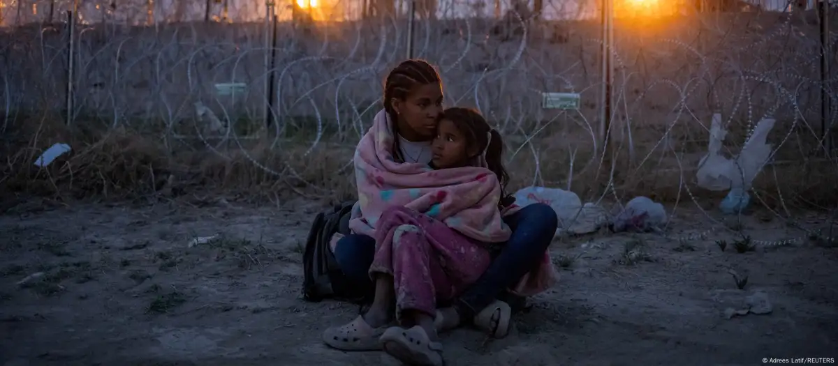 Una madre venezolana y su hija, en la frontera entre México y Estados Unidos. Foto: DW.